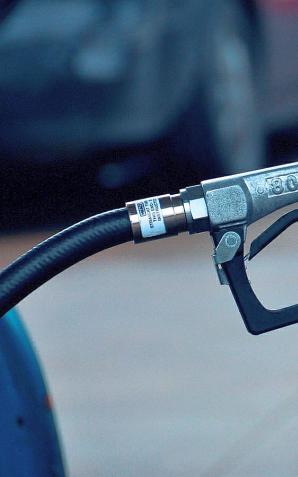 Niskie ceny benzyny mogą się utrzymać do przyszłych wakacji. Dużo będzie jednak zależeć od decyzji politycznych i zimy